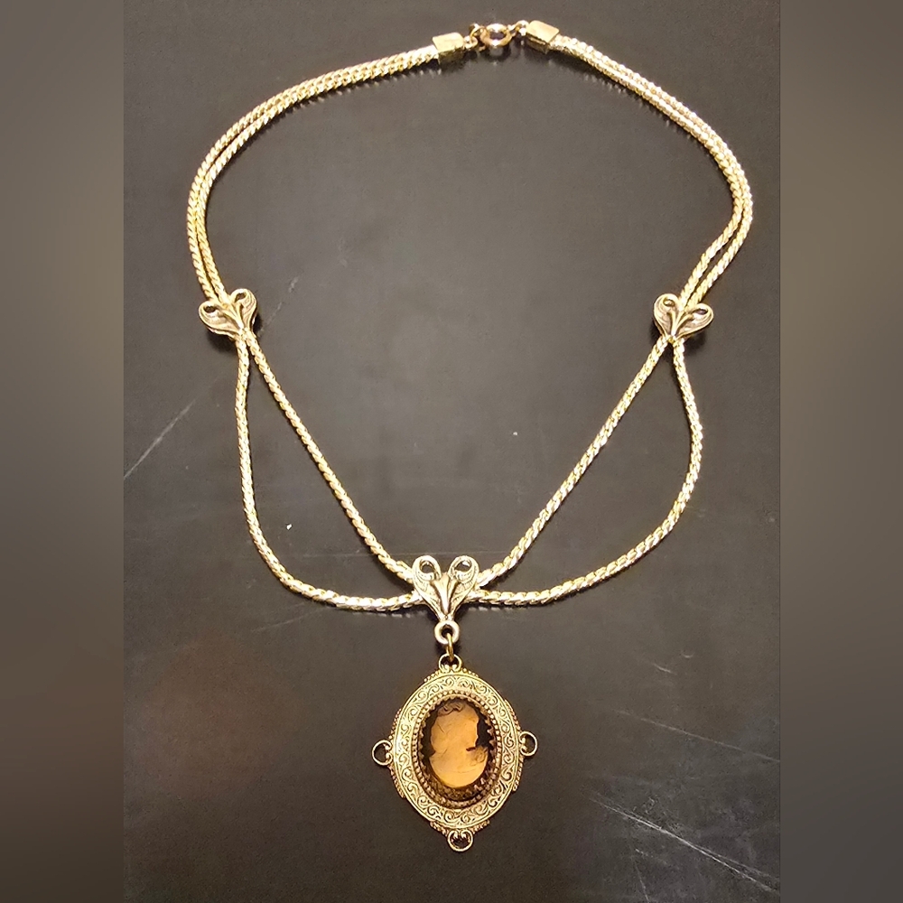 Elegant Vintage Gold Cameo Pendant Necklace